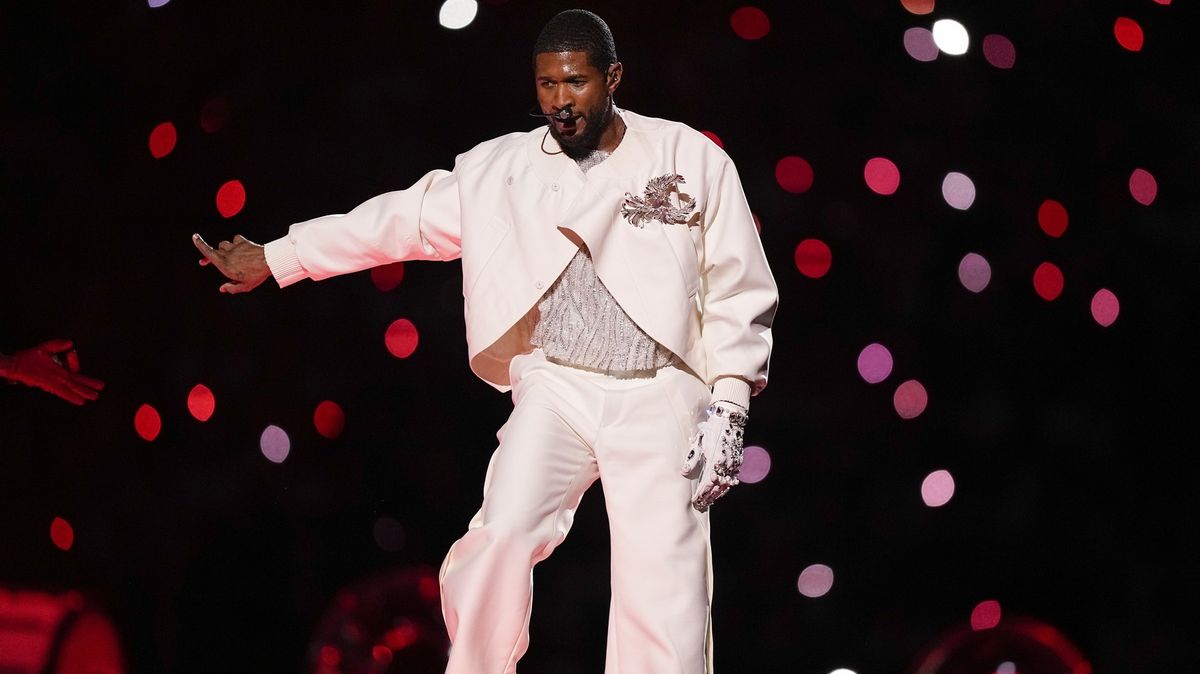 Usher na Super Bowlu předvedl velkou show. Podívejte se na top 10 nejlepších vystoupení fotbalového finále